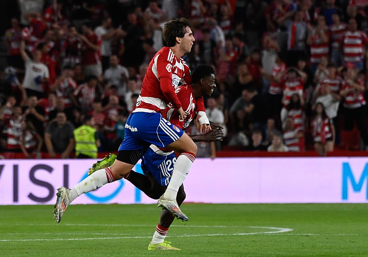 Manu Lama y Oscar Naasei festejan el tanto del ghanés frente a la Real Sociedad B.