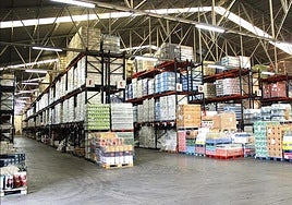 Detalle del almacén de una de las naves de Asprodibe en su sede de Valderrubio.