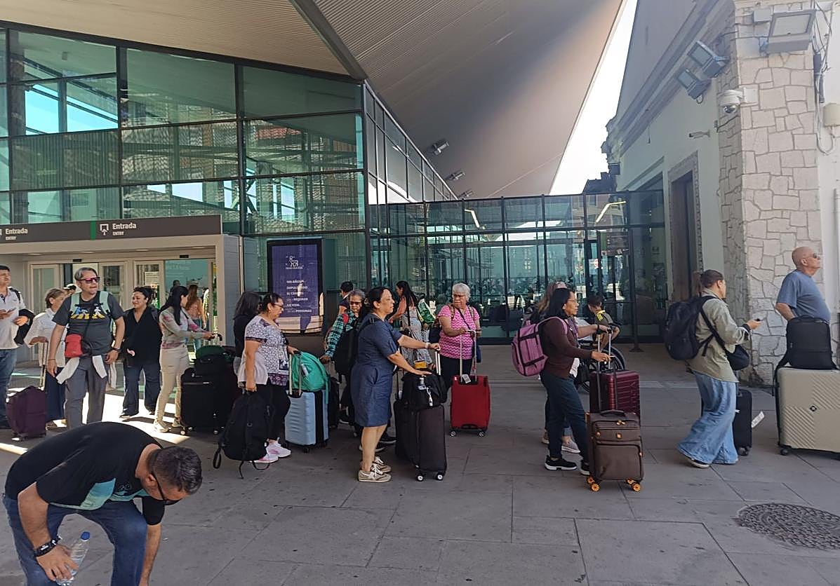 Cola de la parada del taxi junto a la puerta de la estación de Andaluces.