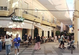 Viandantes en una calle peatonal del centro de Almería.