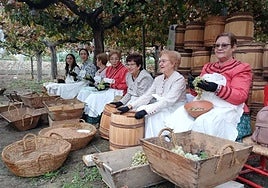 Un grupo de mujeres muestra cómo era el proceso de envasado de la uva que partía desde Terque a medio mundo.