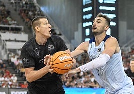 Luka Bozic provoca una falta de Sam Dekker en el poste bajo.