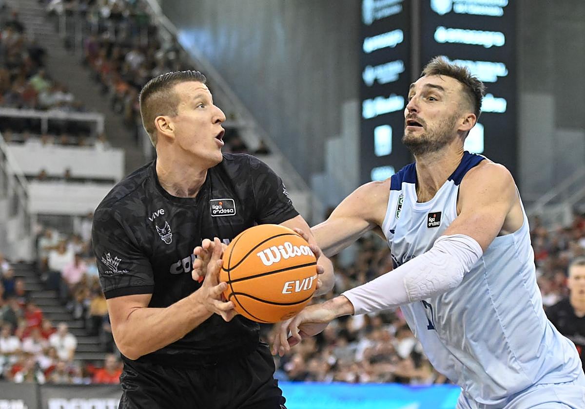 Luka Bozic provoca una falta de Sam Dekker en el poste bajo.