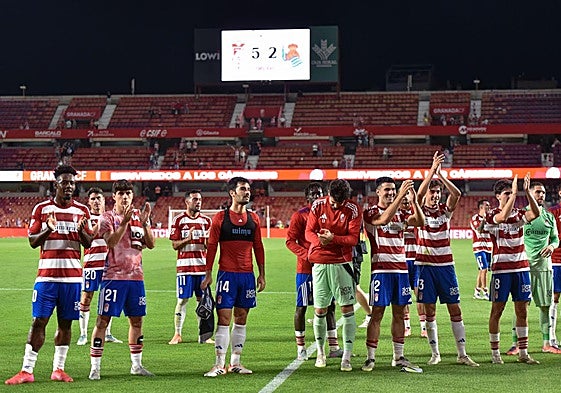 Los jugadores del Granada, al final del partido en Los Cármenes.