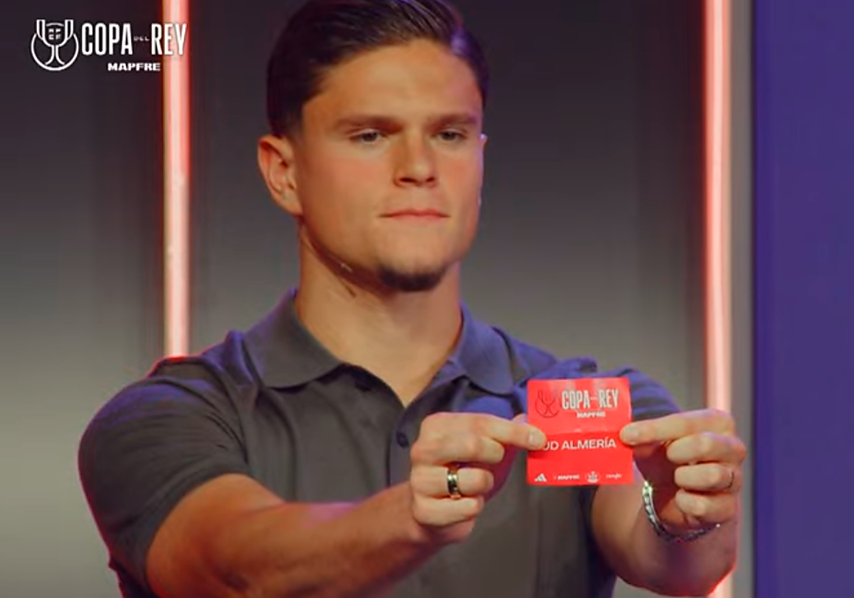 El 'jabato' Martín Pascual saca la bola de la UD Almería.