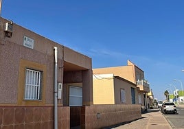 Calle de El Ejido donde apareció el vehículo con el cuerpo del fallecido en el maletero.