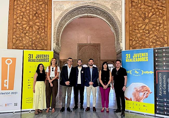 Arenas (centro), con representantes institucionales, en el Cuarto Real de Santo Domingo.