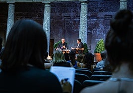 Hervé Le Tellier y José Luis Moreno Pestaña, durante su charla.