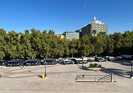 Decenas de vehículos de la Policía Nacional ocupaban la explanada de la Policía Nacional.