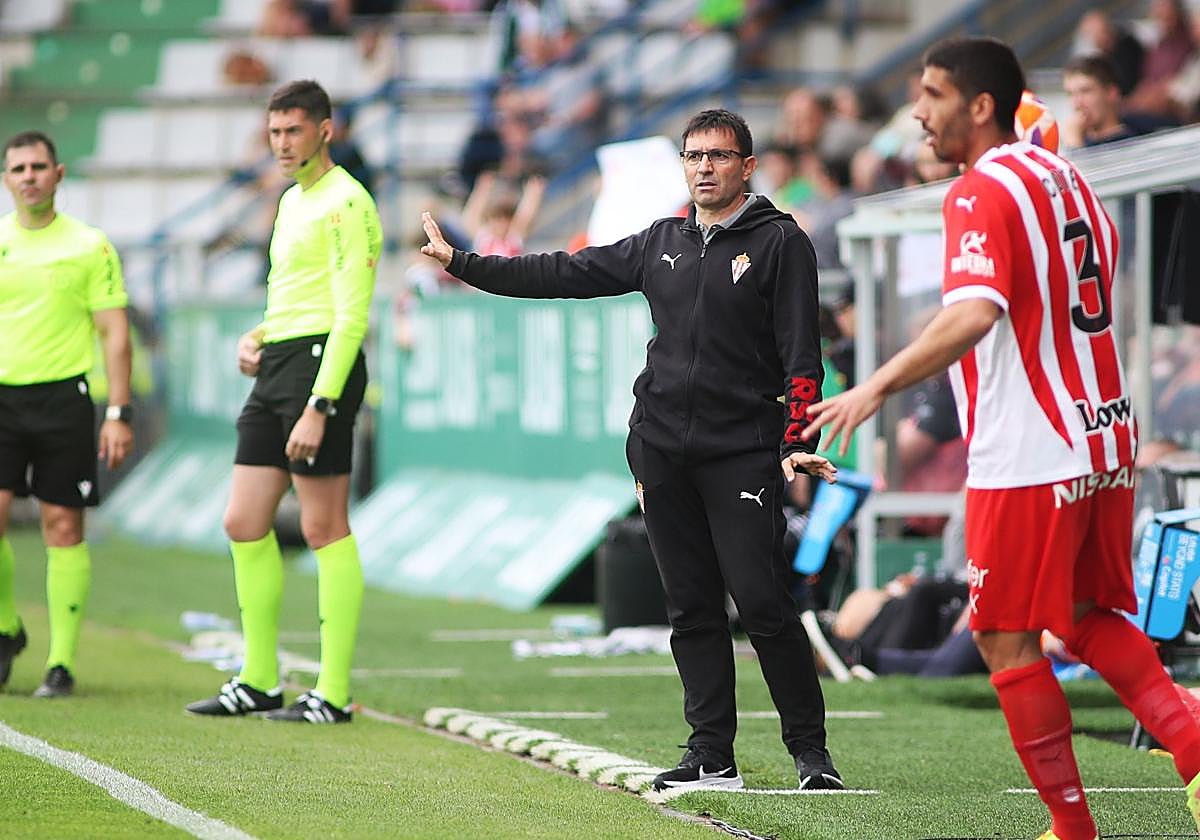 Asier Garitano da indicaciones durante un partido con el Sporting.