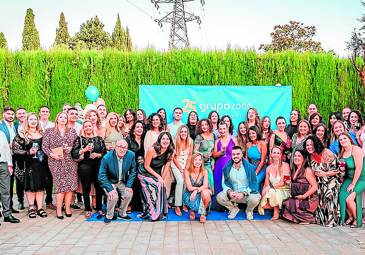 La plantilla de Grupo2000 y otras personalidades, reunidas durante el evento.