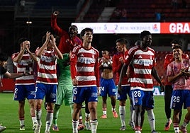 Los jugadores del Granada saludan a la afición de Los Cármenes tras vencer a la Real Sociedad B.