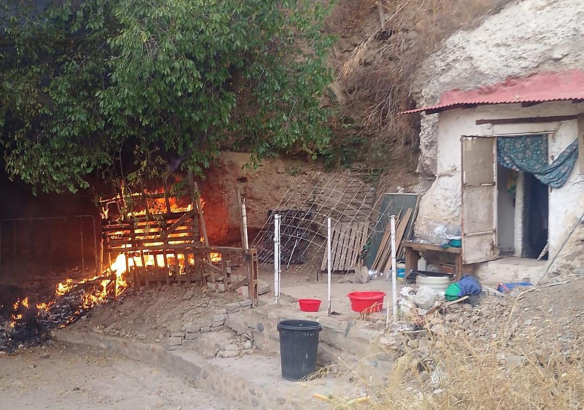 Los vecinos denuncian que causó un incendio hace pocas semanas y la Policía Local lo investiga