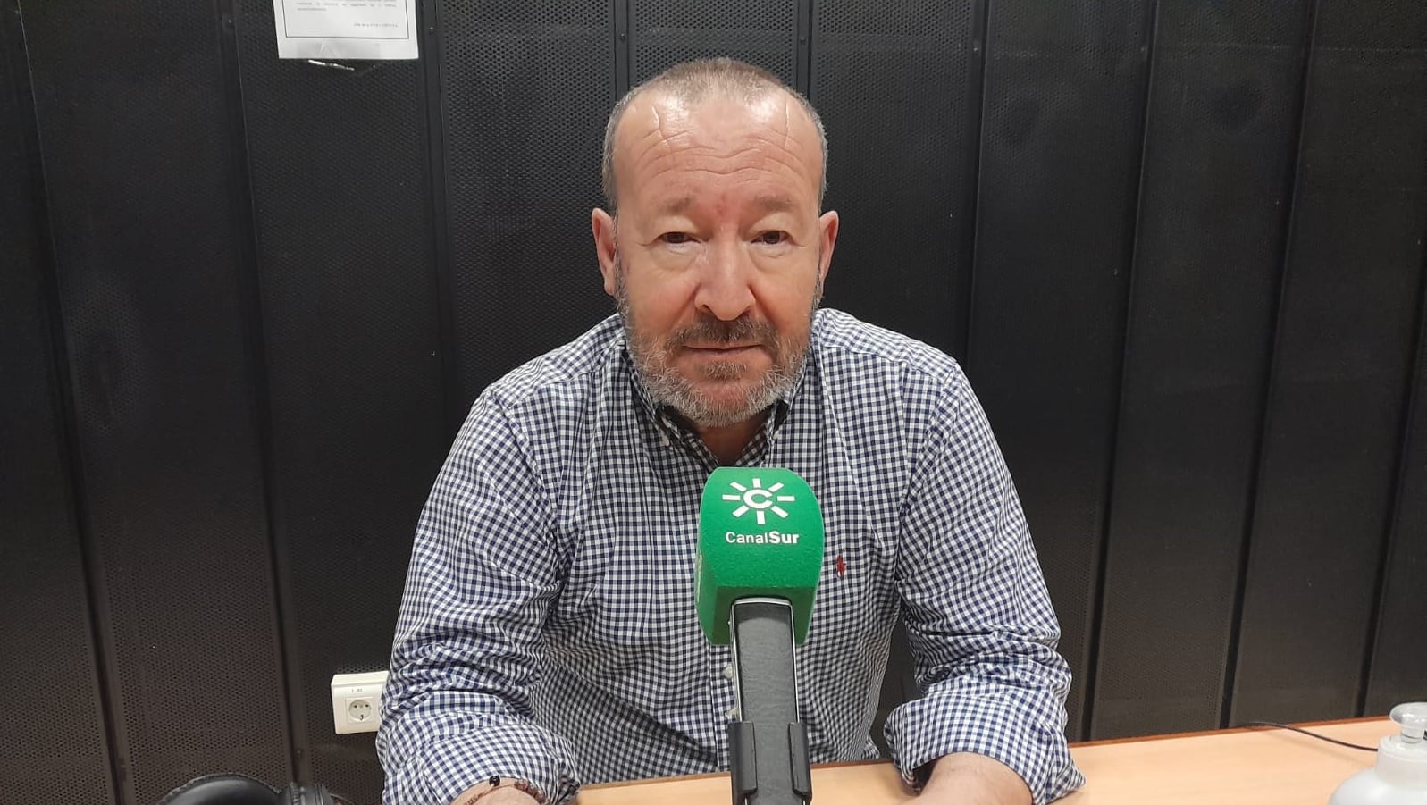 Joaquín Amérigo detrás de un micrófono de Canal Sur en un estudio de radio, su pasión.