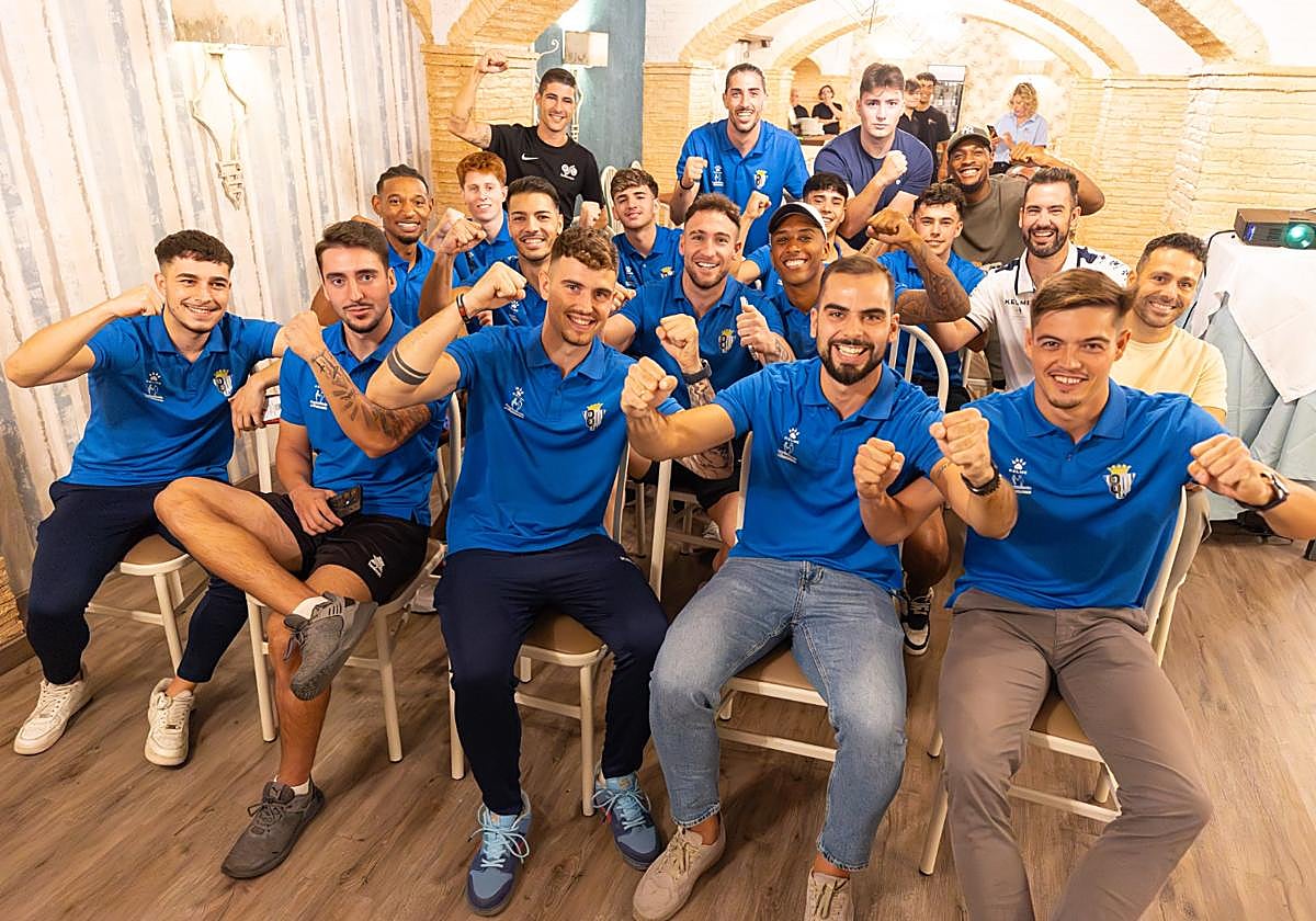 Jugadores, cuerpo técnico y trabajadores del Maracena posan tras conocer su cruce con el Valencia.