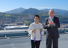 María Pérez, con sus medallas, junto a Ignacio Galán.