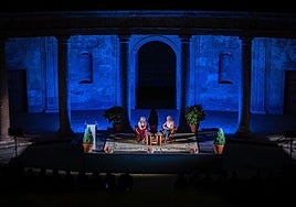 Mariana Enríquez y Gracia Morales, con la noche alhambreña como fondo, en la clausura de cultur_ALH.