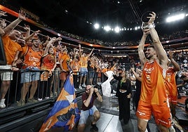 Valencia Basket celebró el título de la Supercopa con un claro triunfo ante el Barça