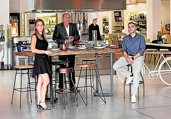 El presidente de la compañía, José Luis Carranza, con sus hijos Paula y Miguel Ángel, la cuarta generación en el negocio familiar.