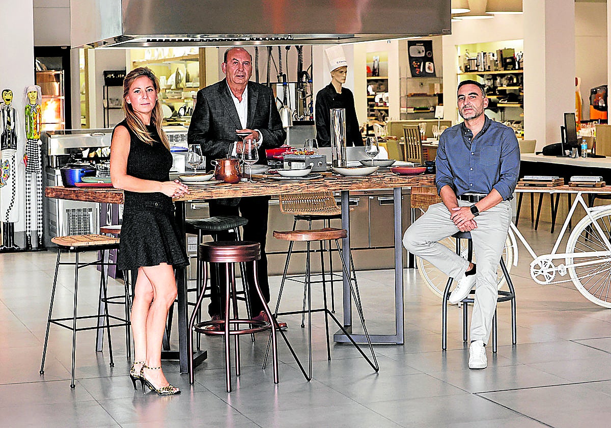 El presidente de la compañía, José Luis Carranza, con sus hijos Paula y Miguel Ángel, la cuarta generación en el negocio familiar.