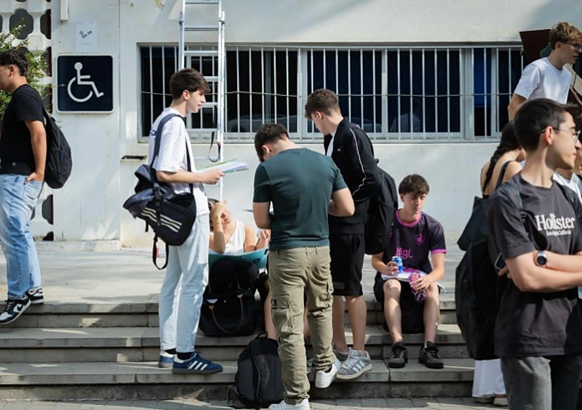 Alumnos de Selectividad repasan antes de uno de los exámenes de este año.