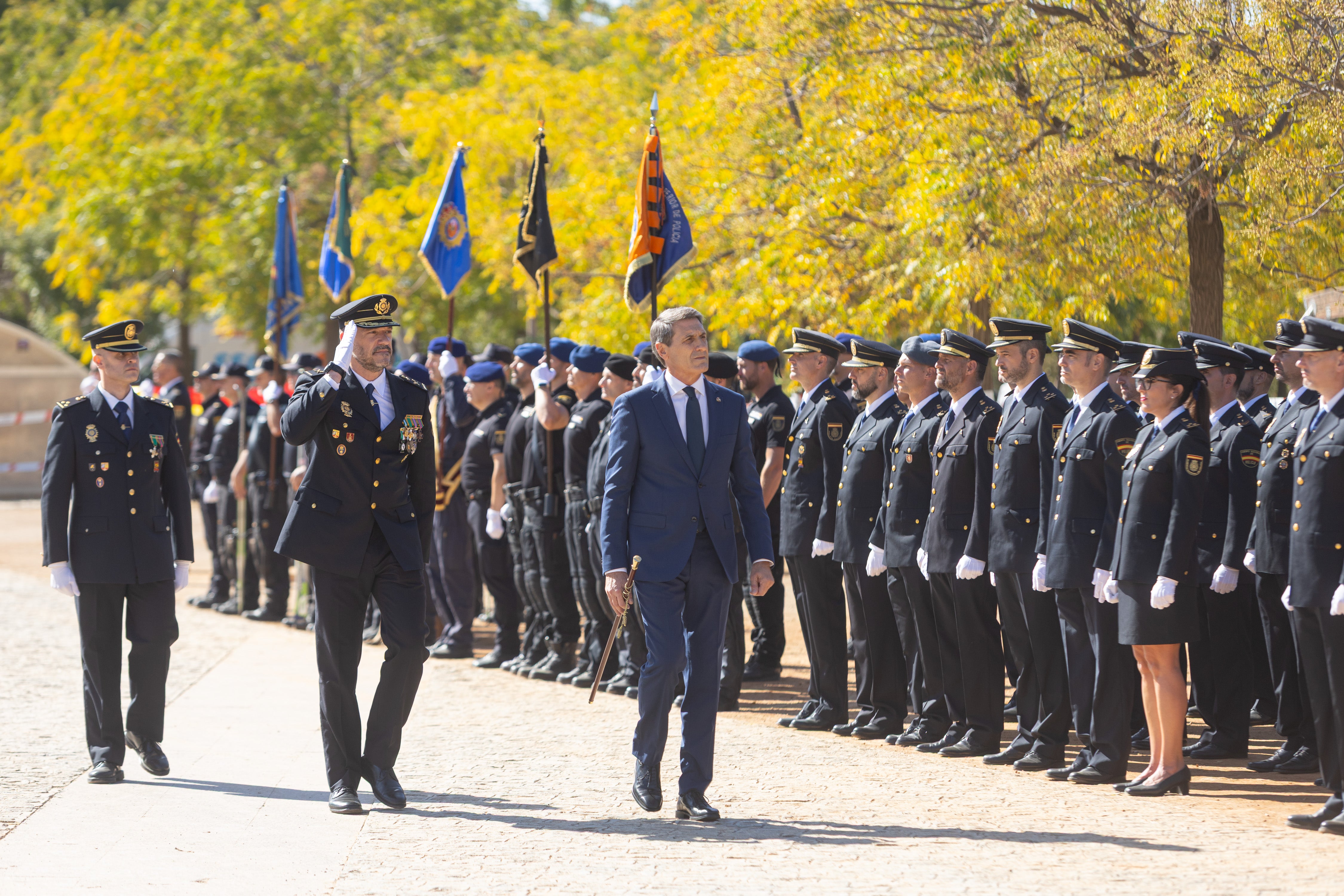 El jefe superior de la Policía Nacional y el delegado del Gobierno pasan revista.