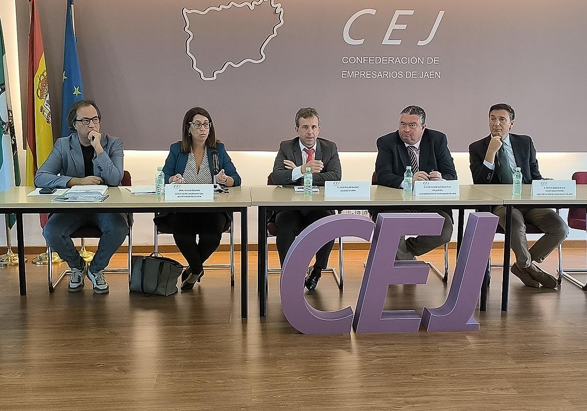 Imagen de la reunión encabezada por Julio Millán y Bartolomé González.