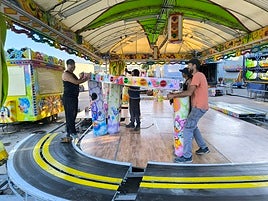 Montando una de las atracciones.