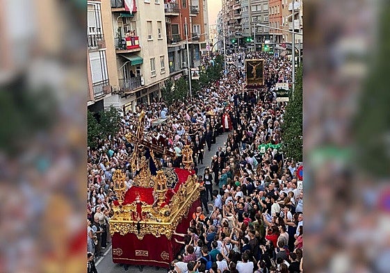 'El Abuelo' y el Cristo del Consuelo de Cazorla, a su paso por la calle Virgen de la Capilla.