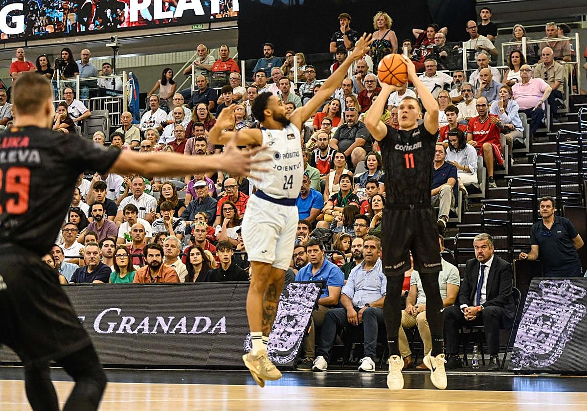 Elias Valtonen, en un lanzamiento durante el partido contra el Joventut.