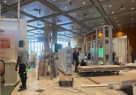 Los montadores trabajaban ayer en el Palacio de Congresos.