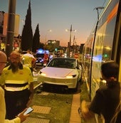 El vehículo que ha colisionado con el metro esta tarde en el Zaidín.