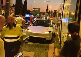 El vehículo que ha colisionado con el metro esta tarde en el Zaidín.