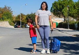 Aarón y su madre esperan cada mañana en La Malahá un transporte para ir al colegio en Escúzar, pero nunca llega.
