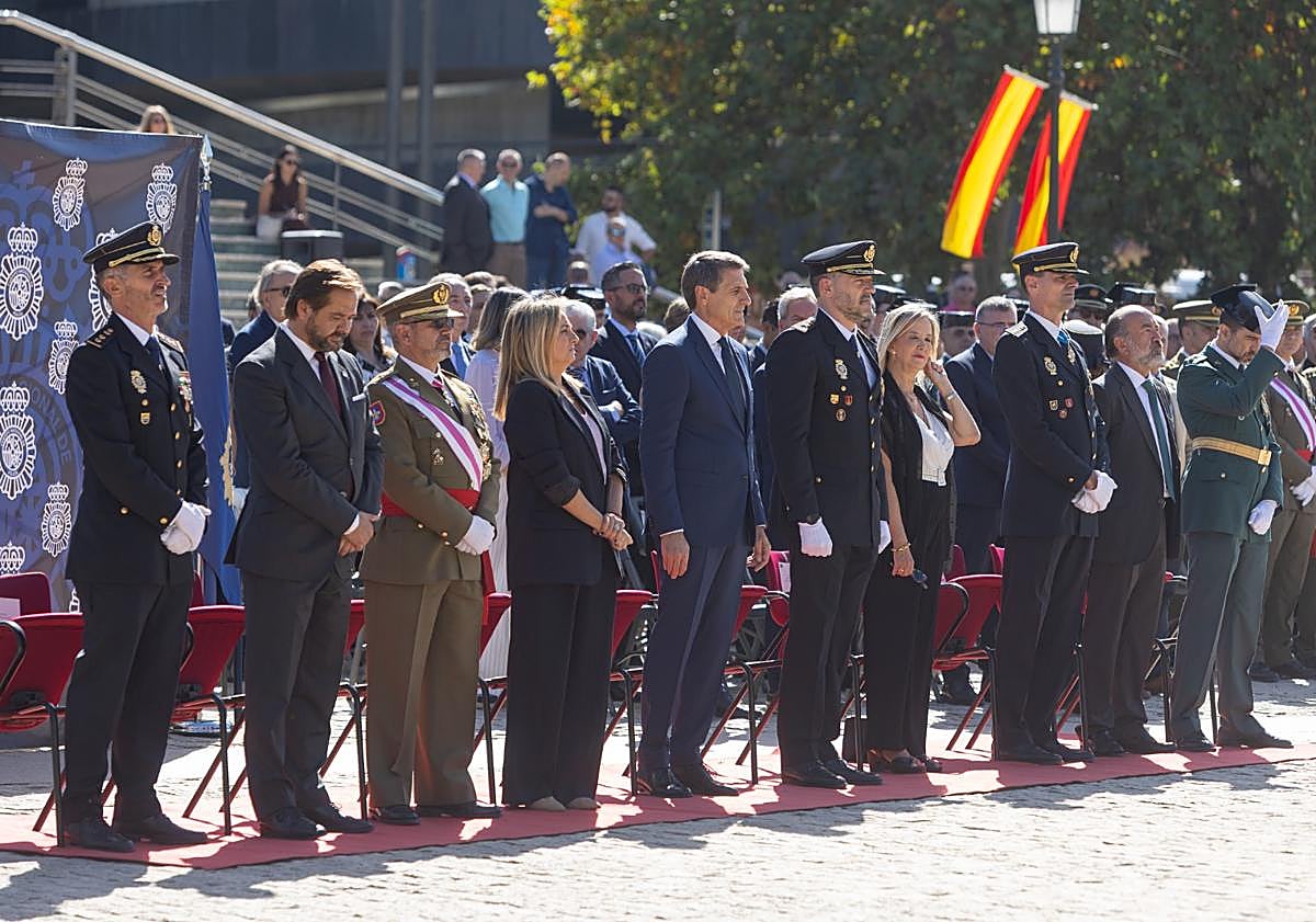 Imagen principal - La Policía Nacional celebra su Patrón arropada por los granadinos