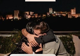 Jovan Kljajic abraza a su prometida con vistas a la Alhambra.