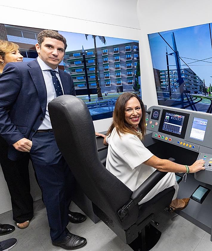 Imagen secundaria 2 - La consejera de Fomento ha tenido ocasión de probar le simulador