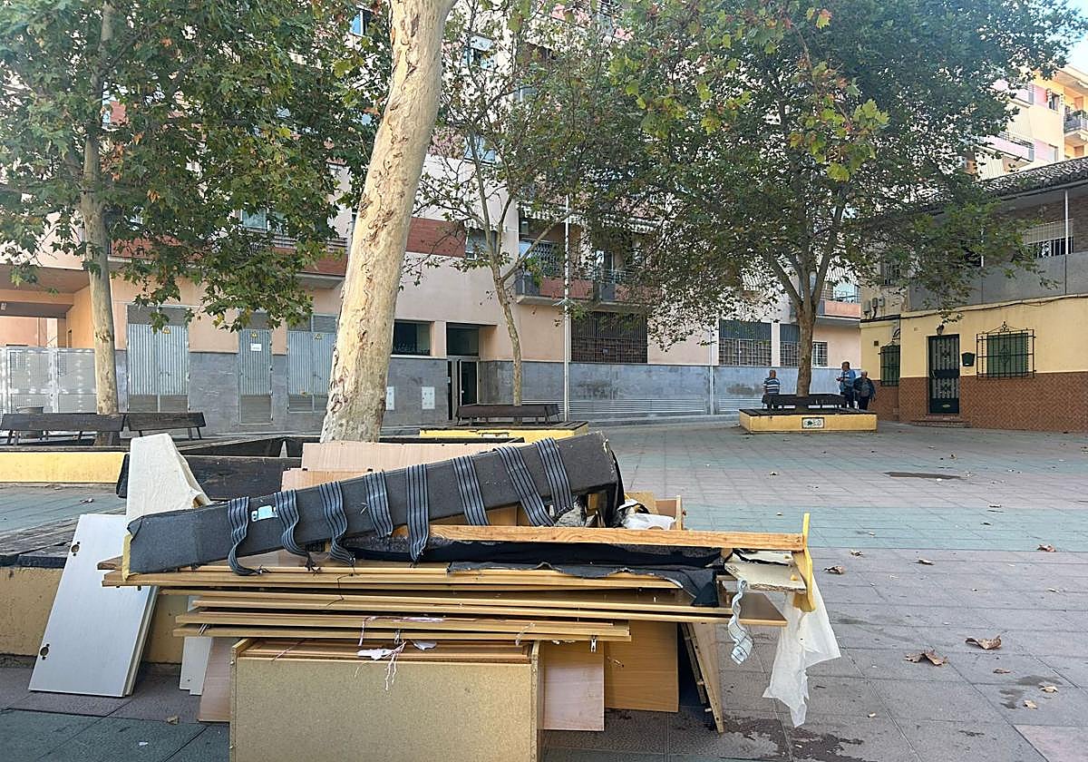 Restos de muebles depositados en la plaza de Andalucía, en el Zaidín