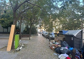 Muebles en plena calle en el Zaidín