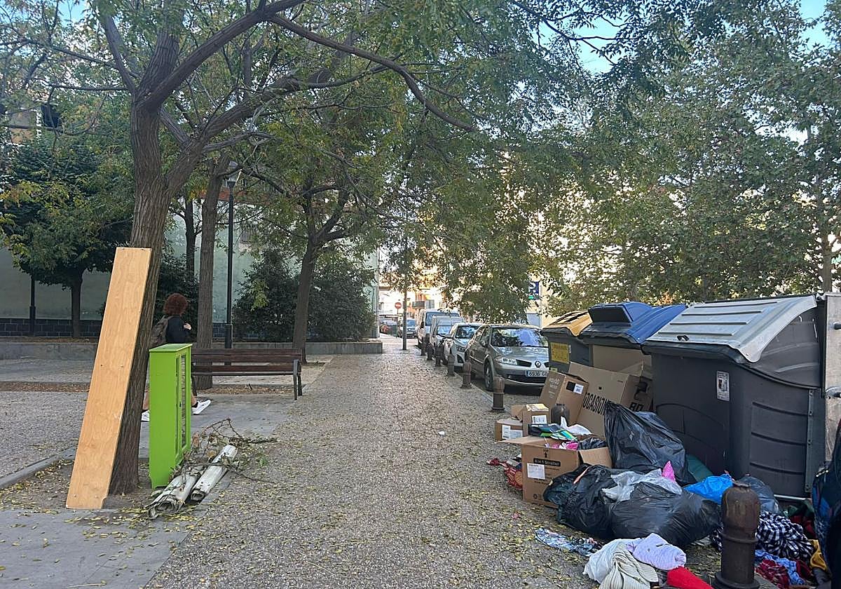 Muebles en plena calle en el Zaidín