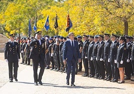 El jefe superior de la Policía Nacional y el delegado del Gobierno pasan revista.