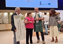 Pilar Parra entrega el premio al chef Ferrán Polls.