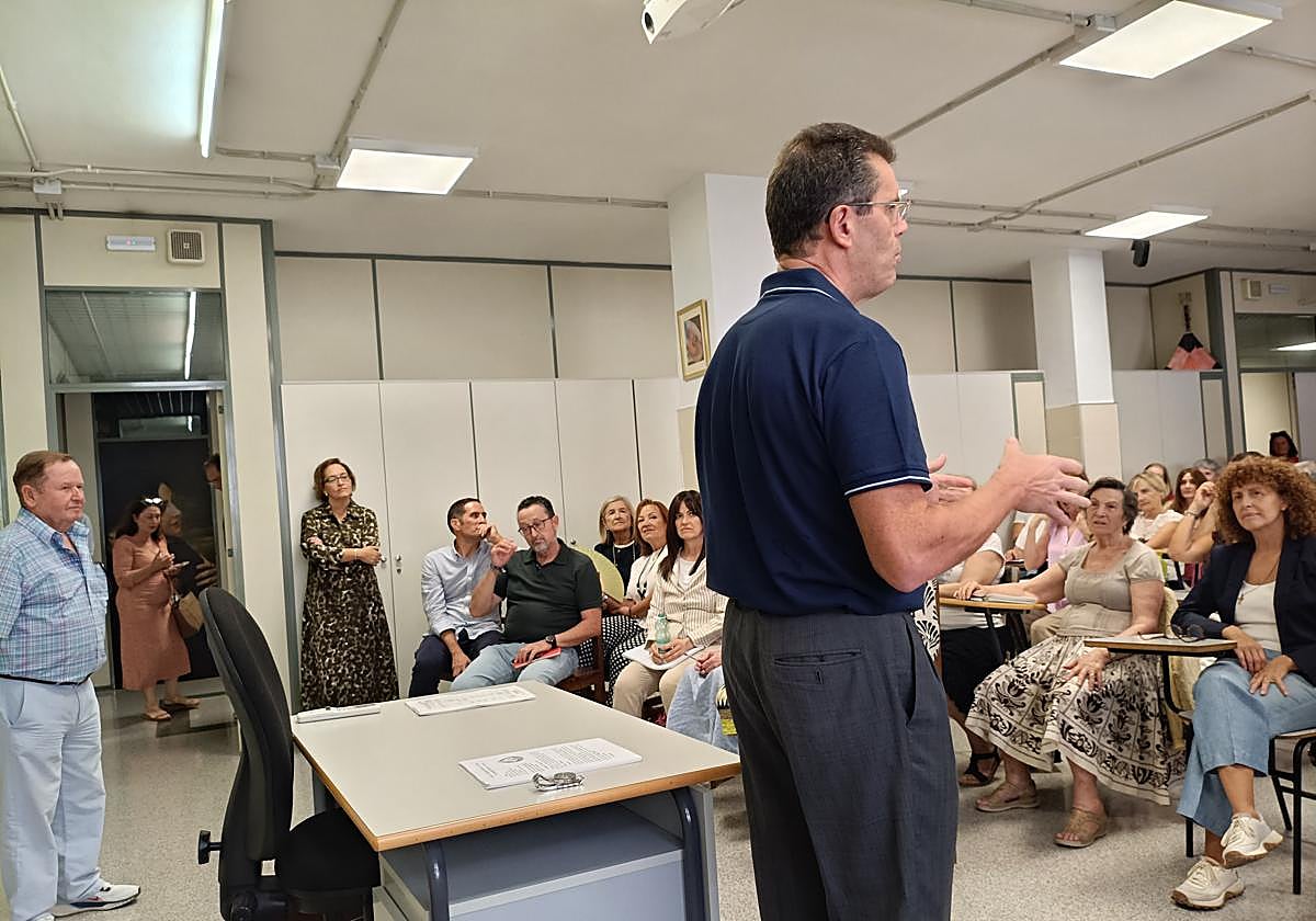 El director de la Escuela, Blas Gordo, da la bienvenida