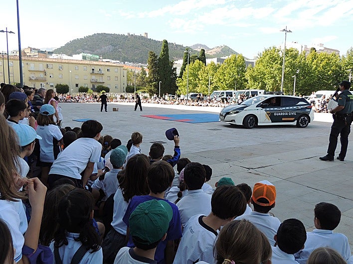 Perros, drones y coches especializados: la Guardia Civil se luce ante 2.300 escolares