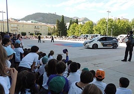 Perros, drones y coches especializados: la Guardia Civil se luce ante 2.300 escolares
