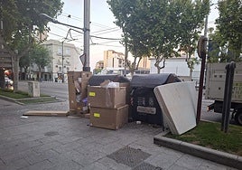 Enseres deshechos en la calle.