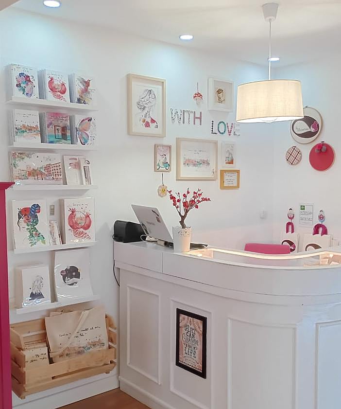 Imagen secundaria 2 - La tienda granadina que apuesta por los jóvenes diseñadores y talleres artesanales