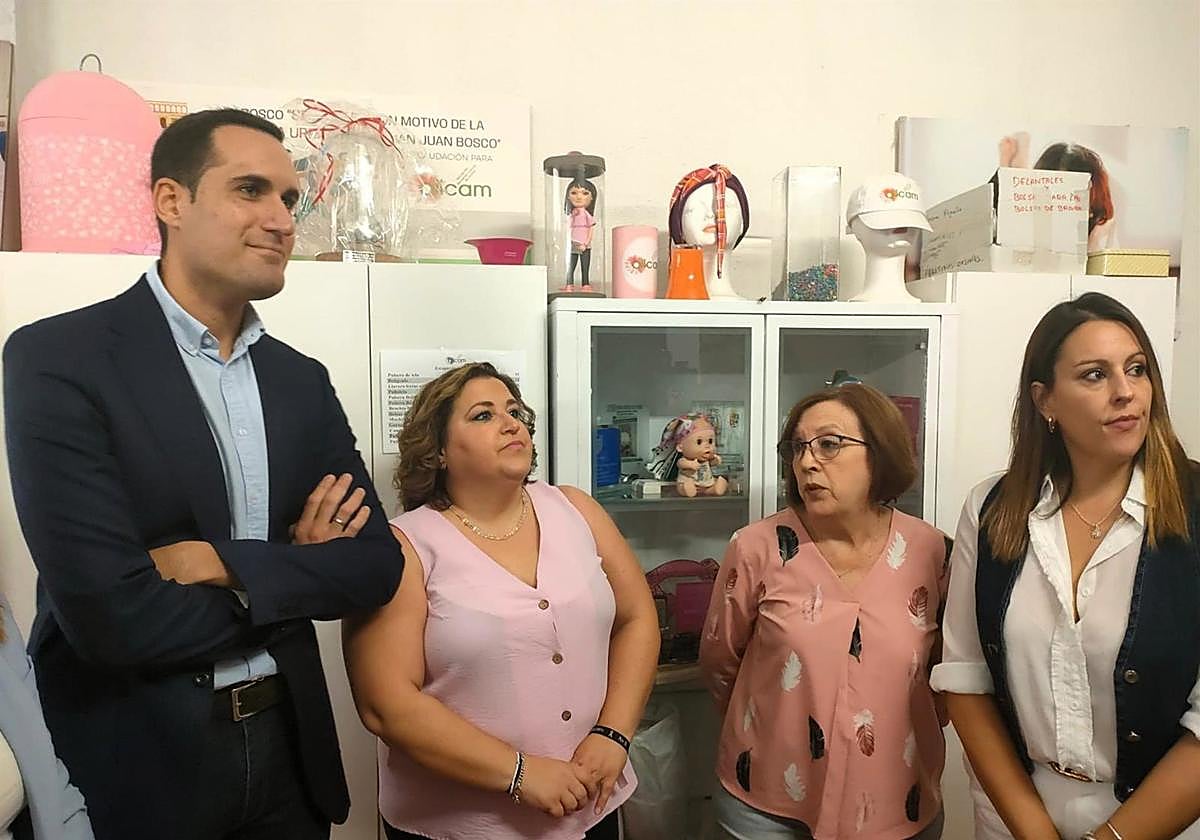 Gema Liébana y Rosa Huete, de Ajicam, junto a responsables del PSOE de Jaén.