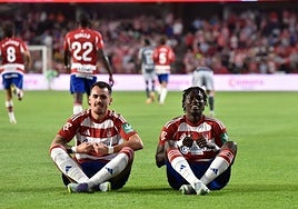 Álex Sola y Souleymane Faye celebran uno de los goles a la Real Sociedad B.