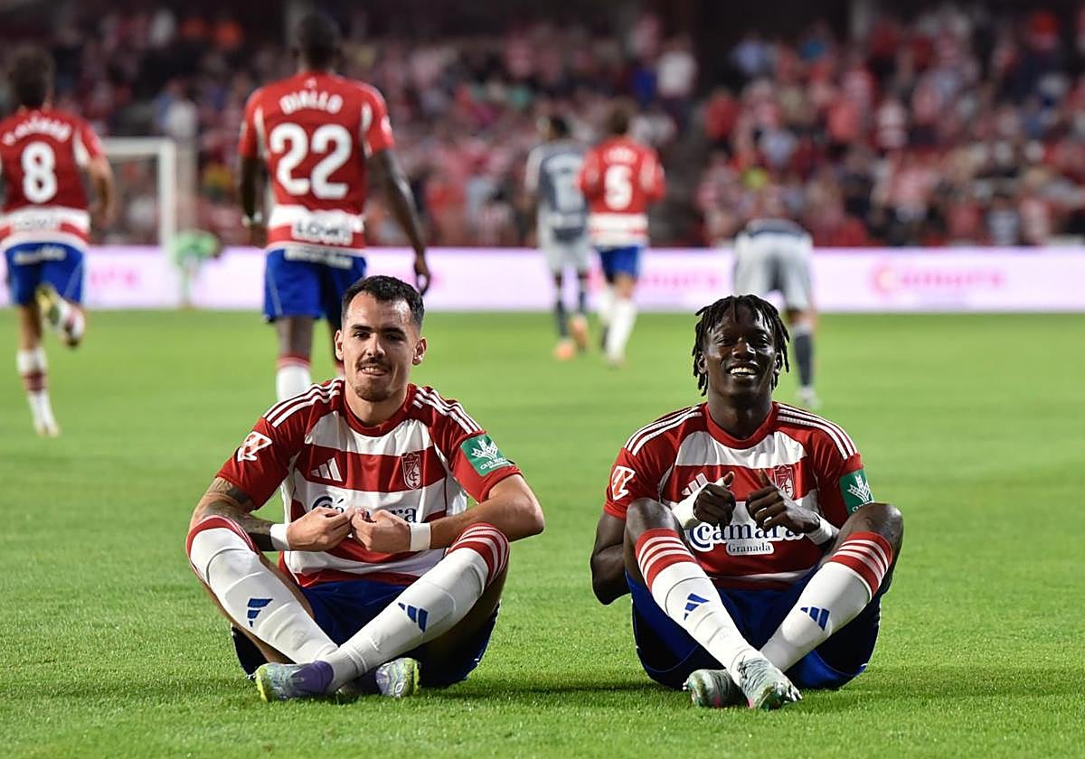 Álex Sola y Souleymane Faye celebran uno de los goles a la Real Sociedad B.